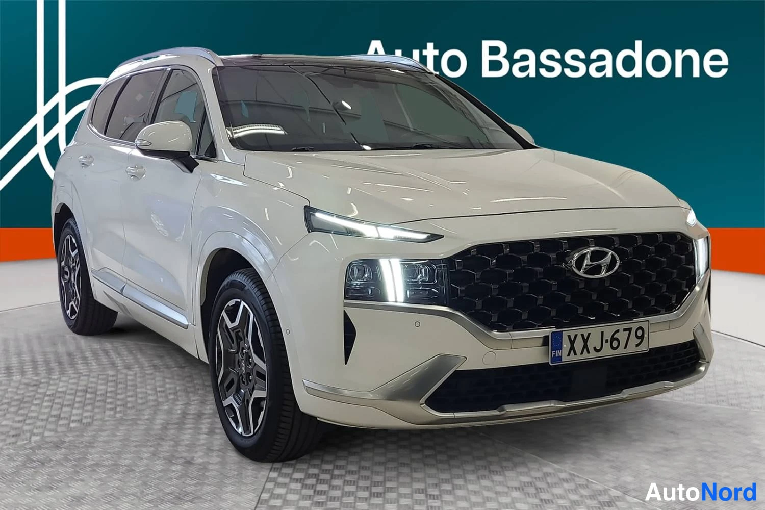Valkoinen Hyundai Santa fe 2021, etuviisto, keula oikealle, kuva 2