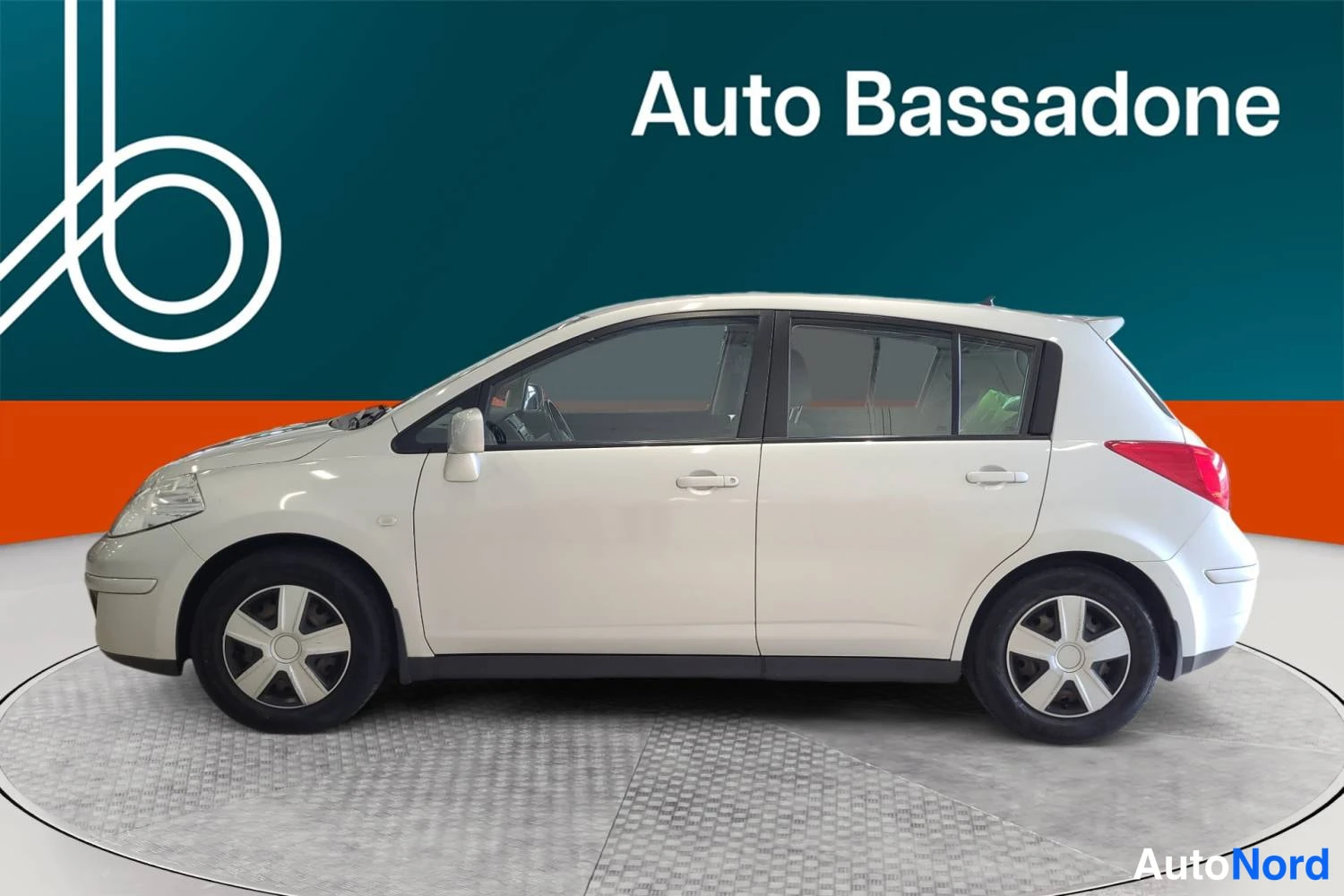 Nissan Tiida 2009, sivulta, kuva 5
