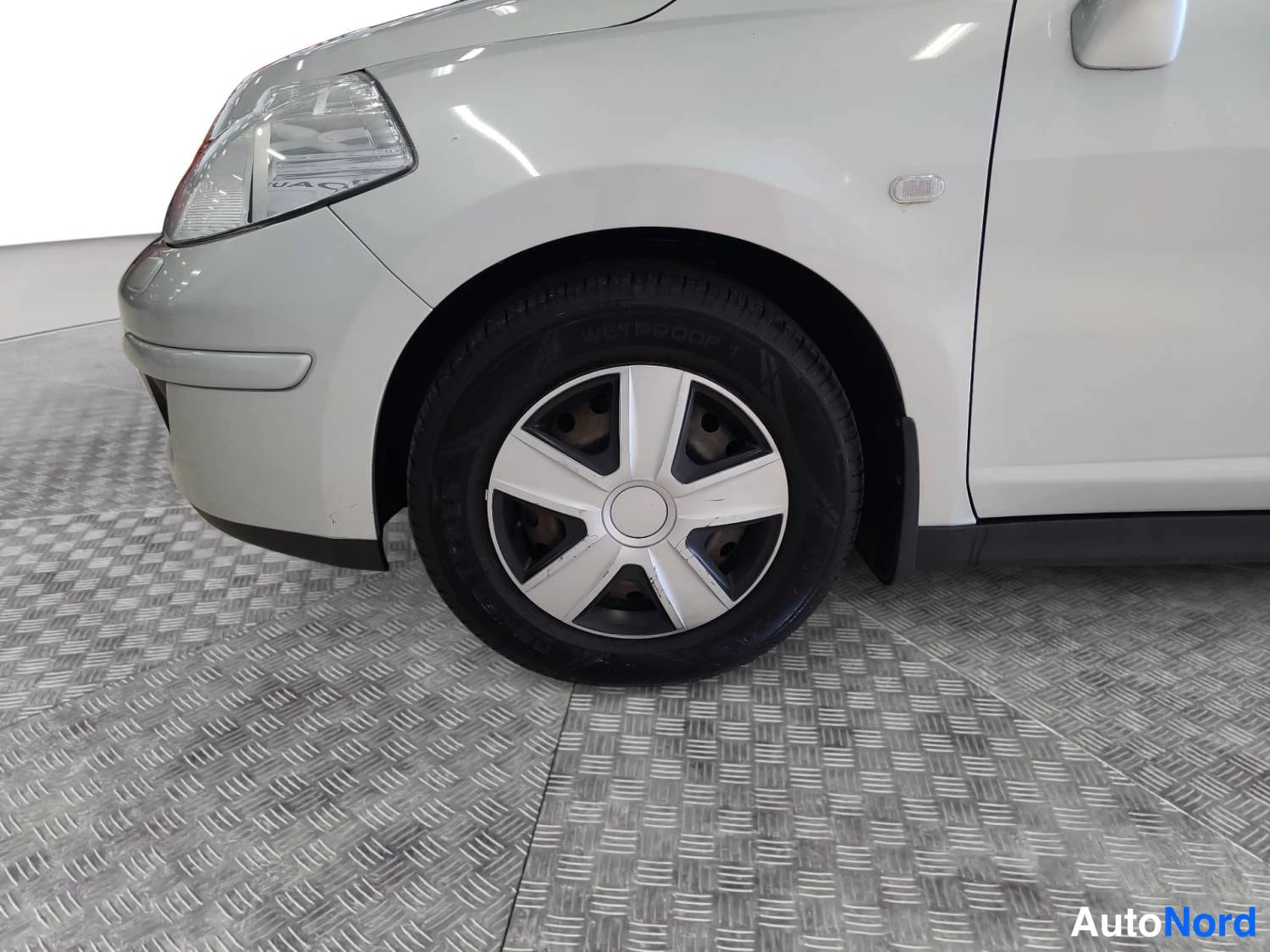 Nissan Tiida 2009, etuviisto, keula vasemmalle, kuva 2