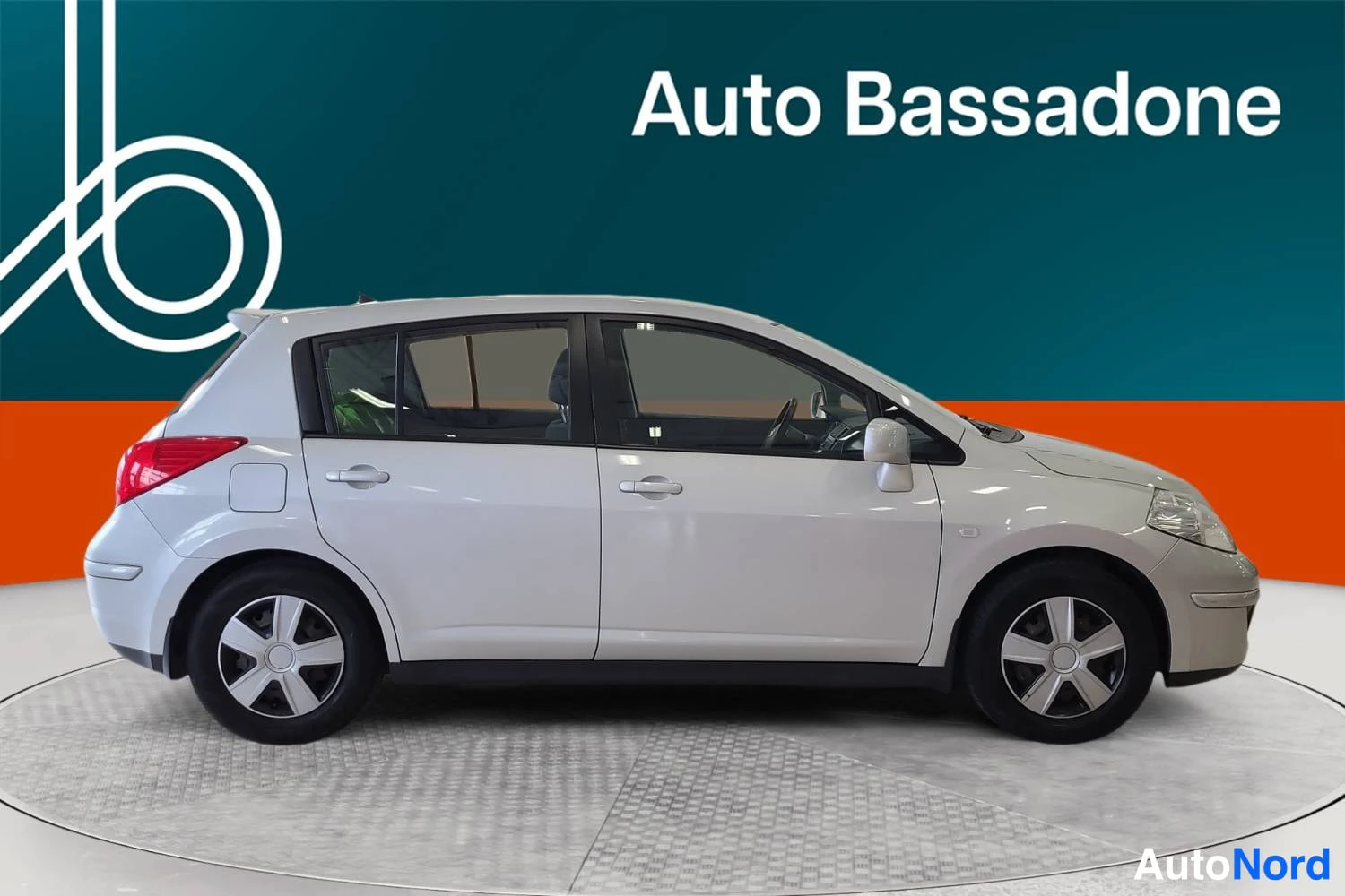 Nissan Tiida 2009, sivulta, kuva 6