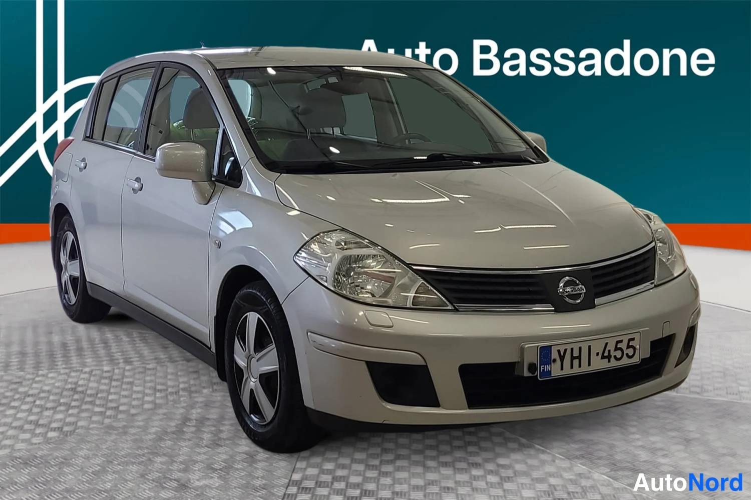 Nissan Tiida 2009, etuviisto, keula oikealle, kuva 3