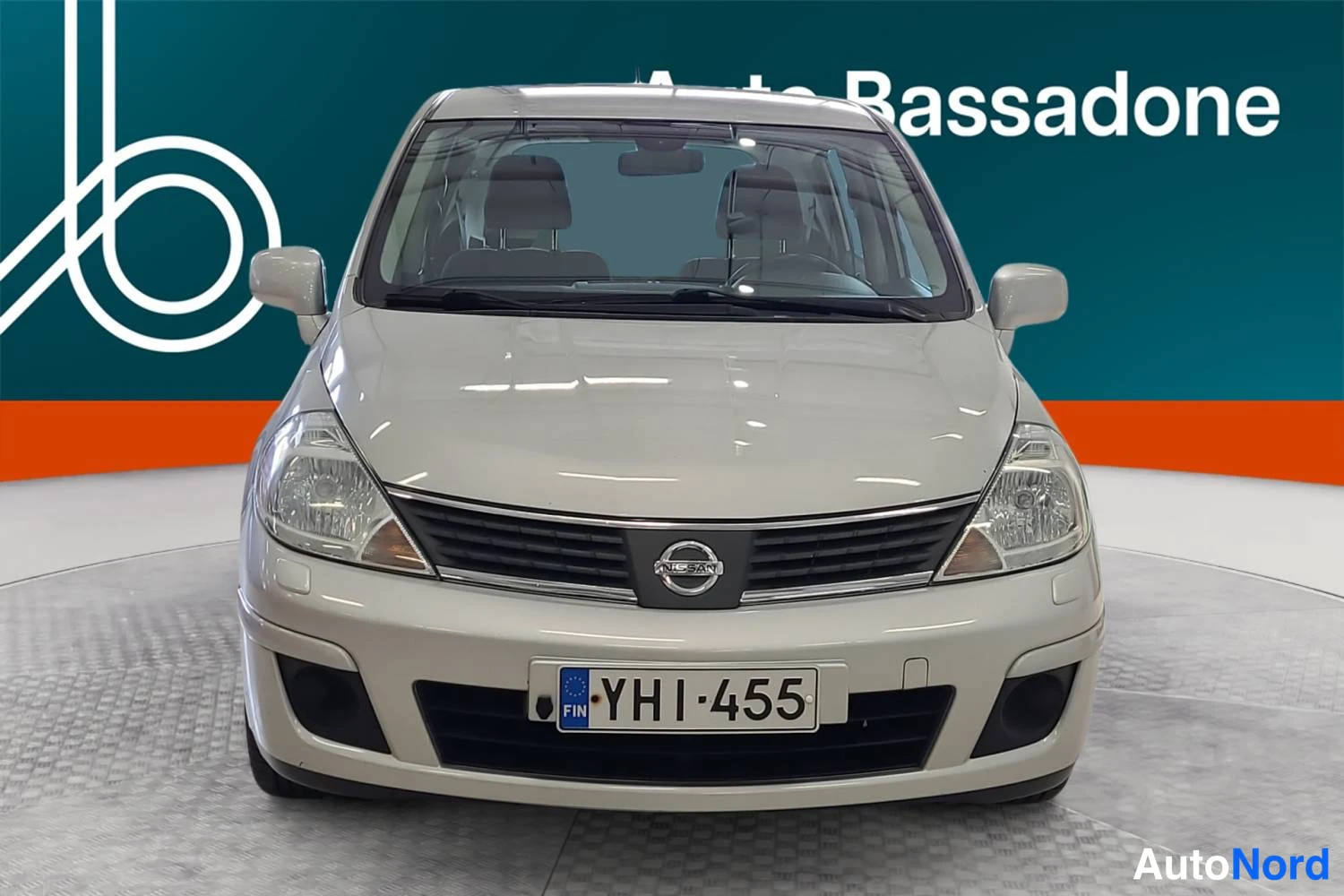 Nissan Tiida 2009, edestä, kuva 4