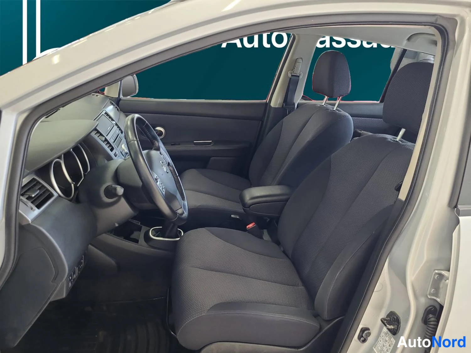 Nissan Tiida 2009, kuva 12