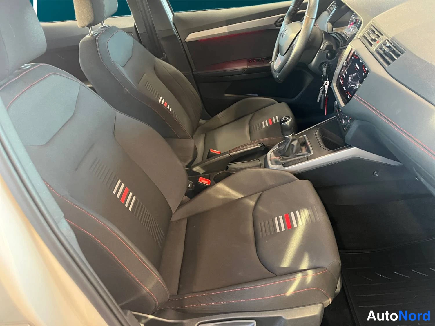 Valkoinen Seat Arona 2020, takaa, kuva 18
