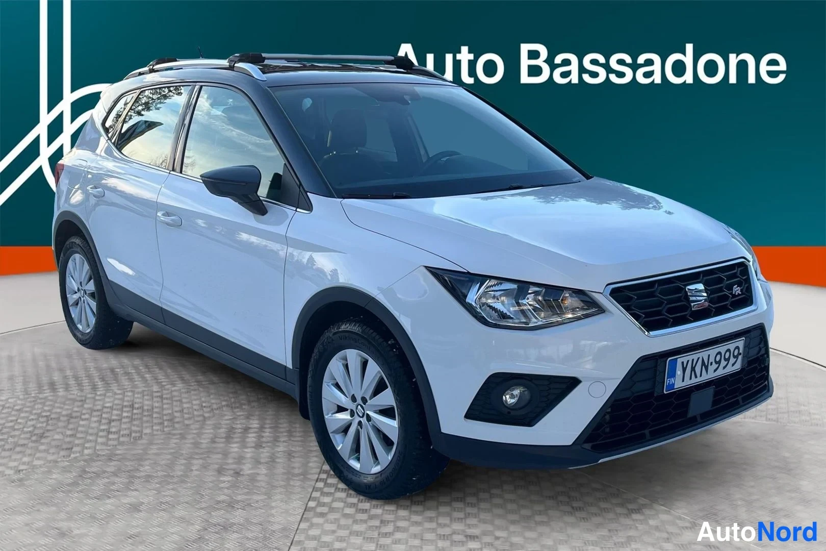 Valkoinen Seat Arona 2020, etuviisto, keula oikealle, kuva 4
