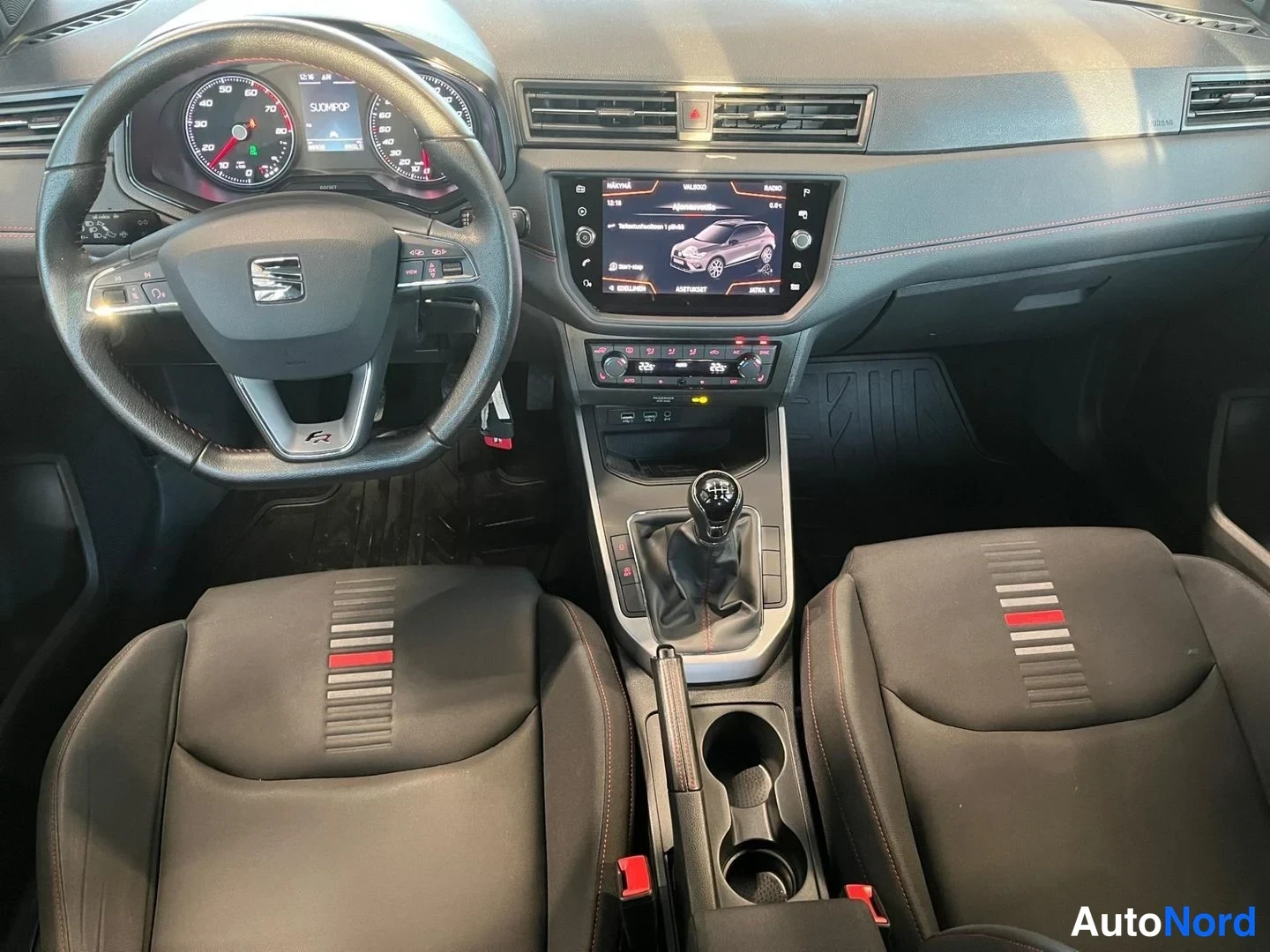 Valkoinen Seat Arona 2020, ohjaamo, kuva 19