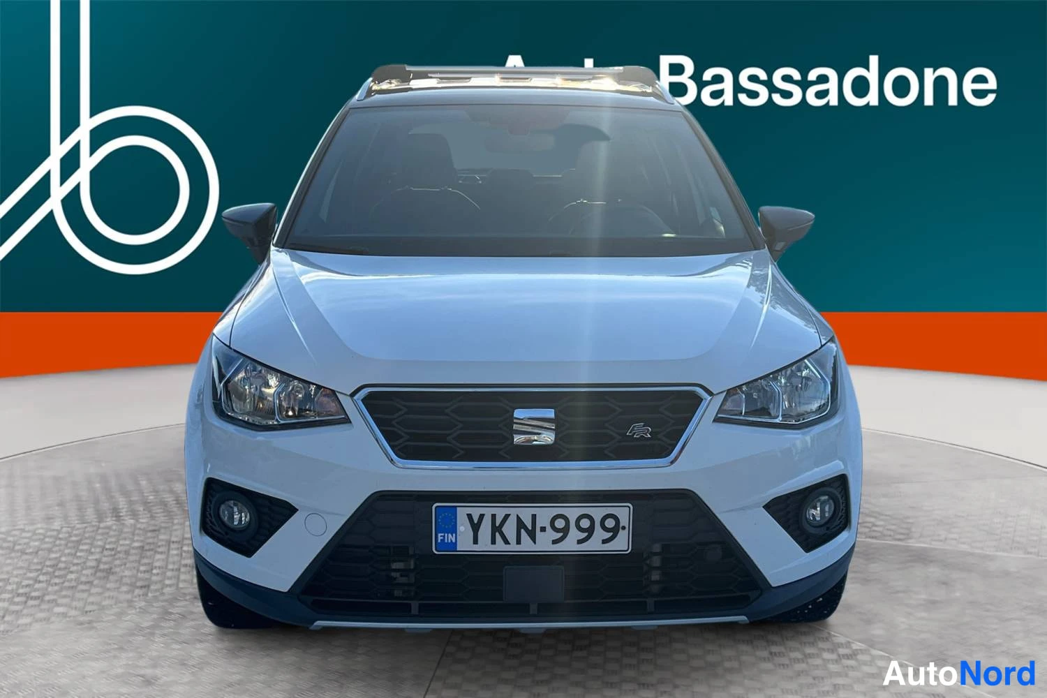 Valkoinen Seat Arona 2020, edestä, kuva 5