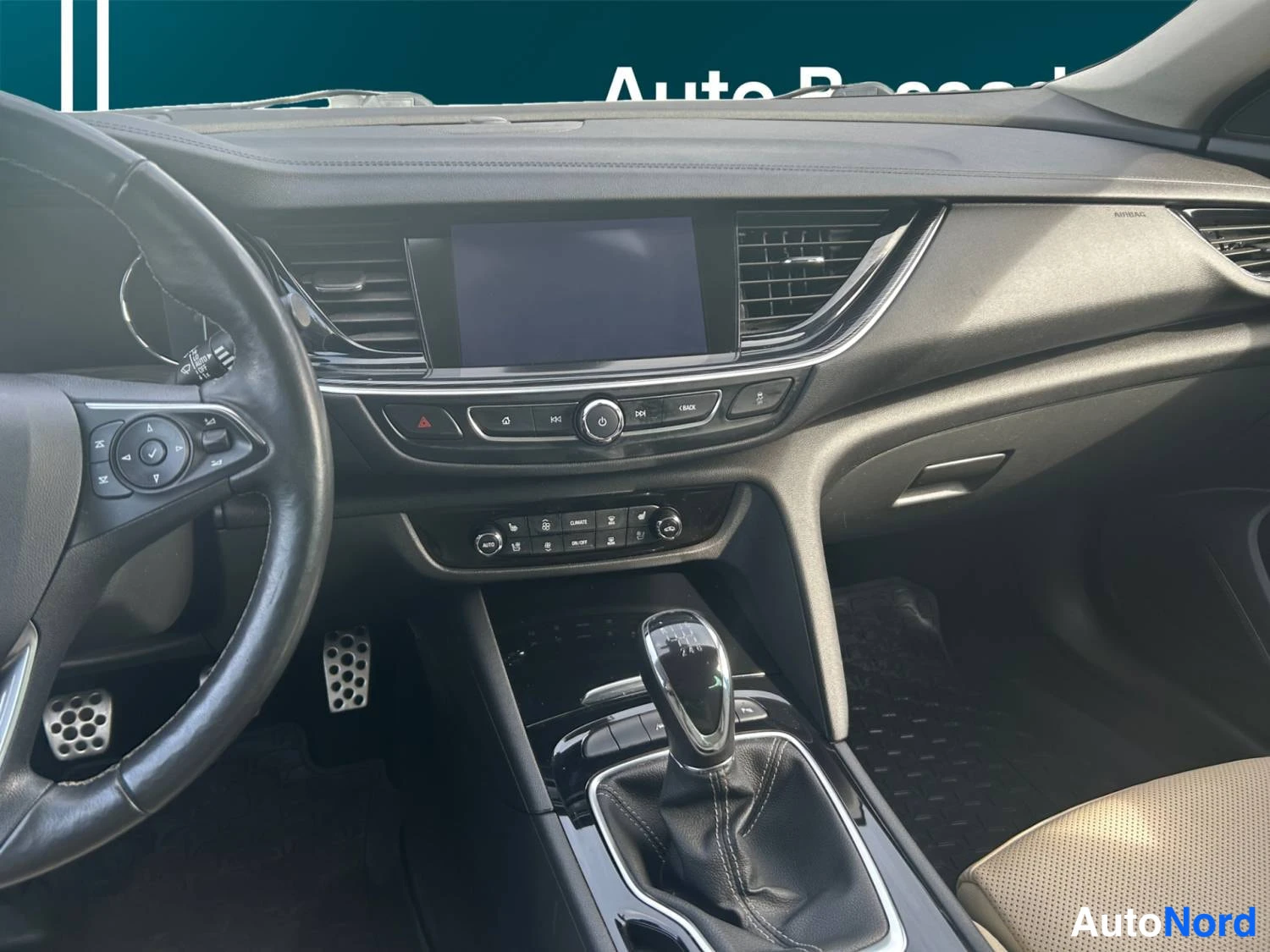 Punainen Opel Insignia 2019, kuva 12