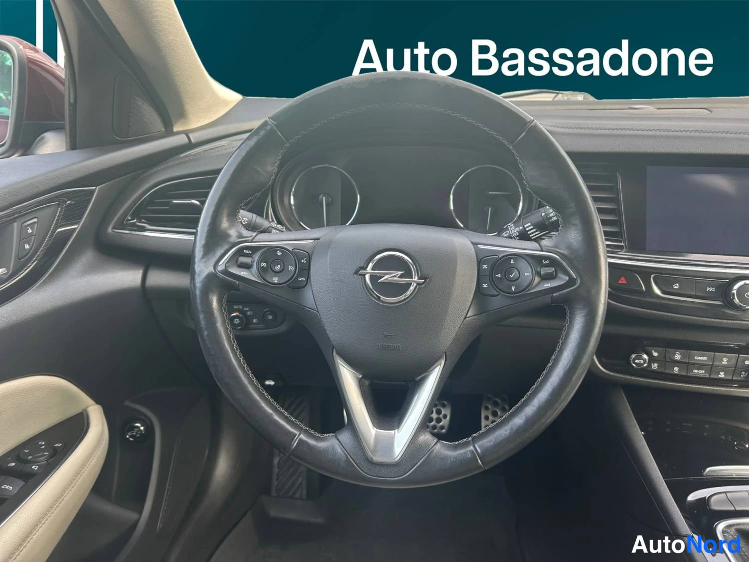 Punainen Opel Insignia 2019, kuva 13