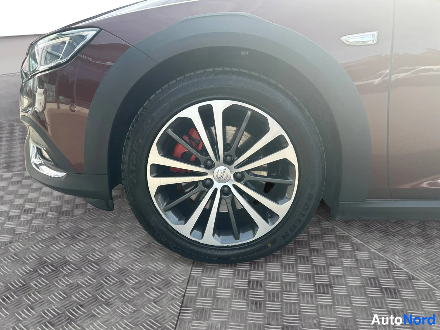Punainen Opel Insignia 2019, etuviisto, keula vasemmalle, kuva 3