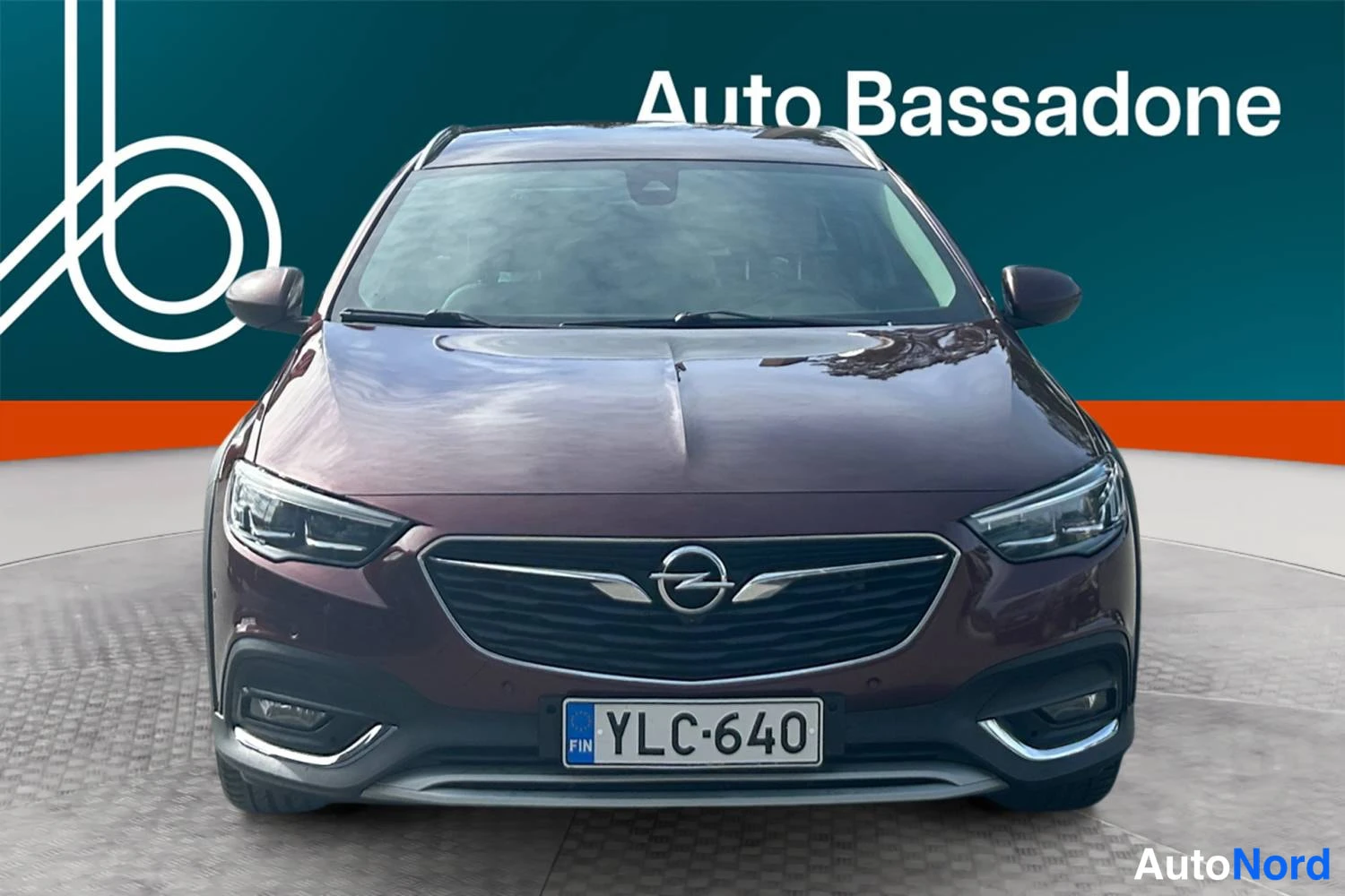 Punainen Opel Insignia 2019, edestä, kuva 5