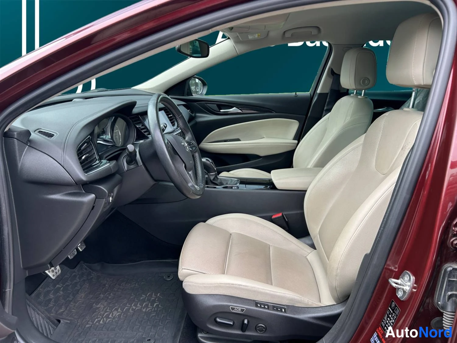 Punainen Opel Insignia 2019, kuva 10