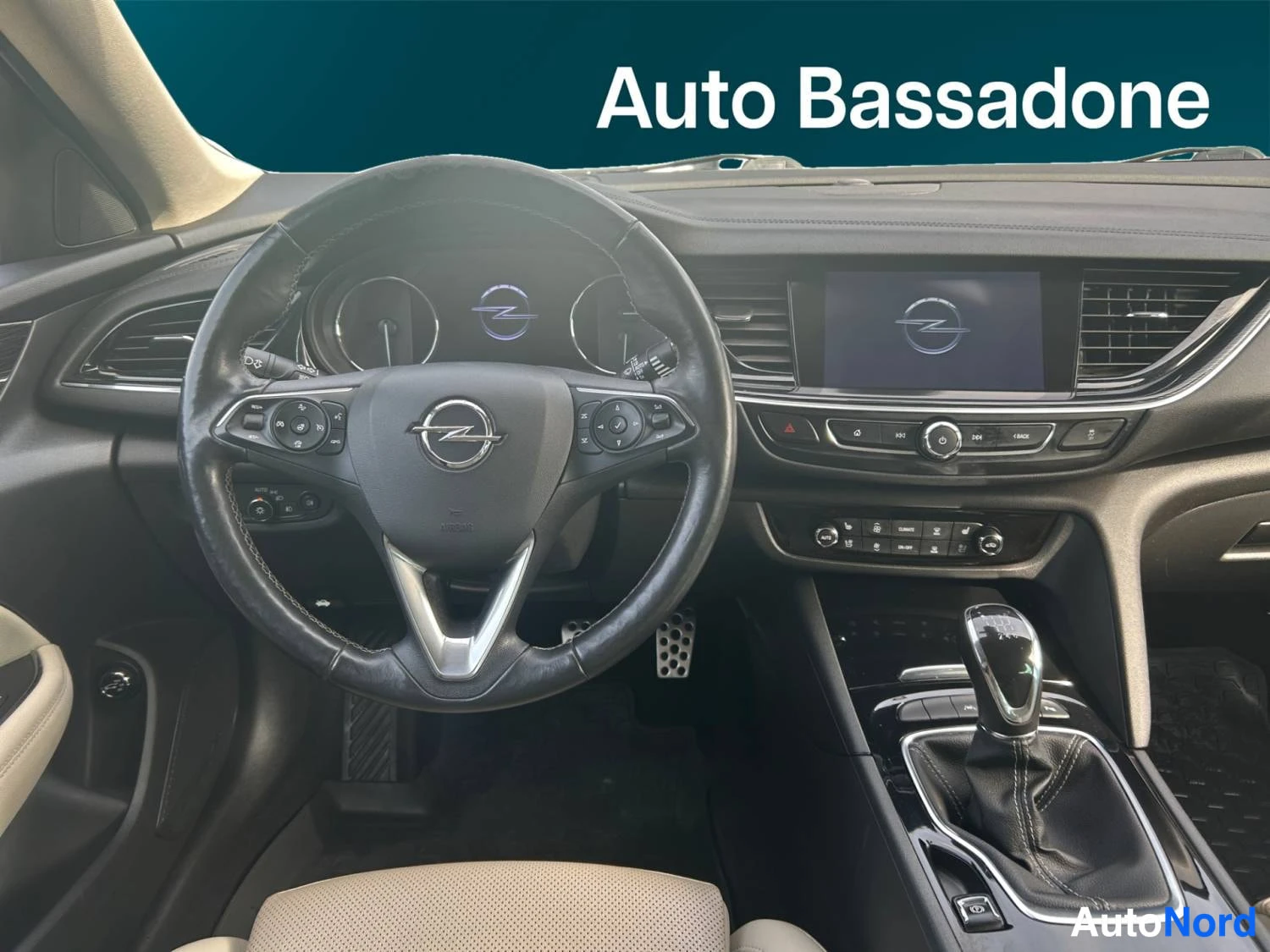 Punainen Opel Insignia 2019, kuva 11