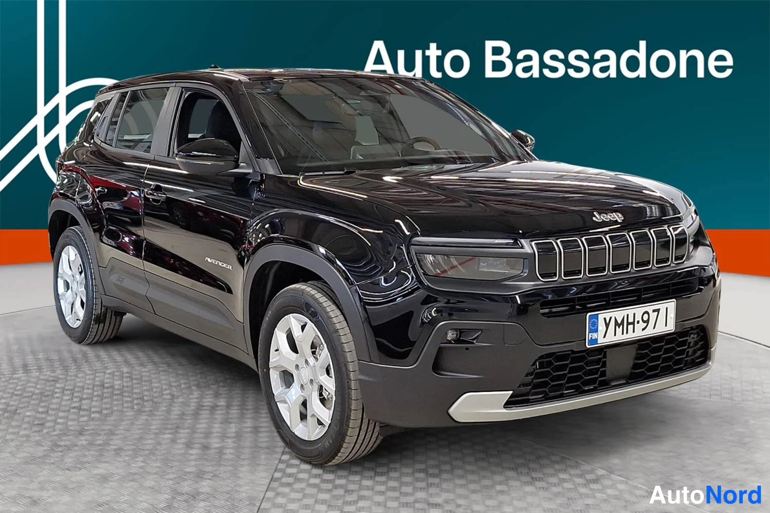 Musta Jeep Avenger 2026, etuviisto, keula oikealle, kuva 2