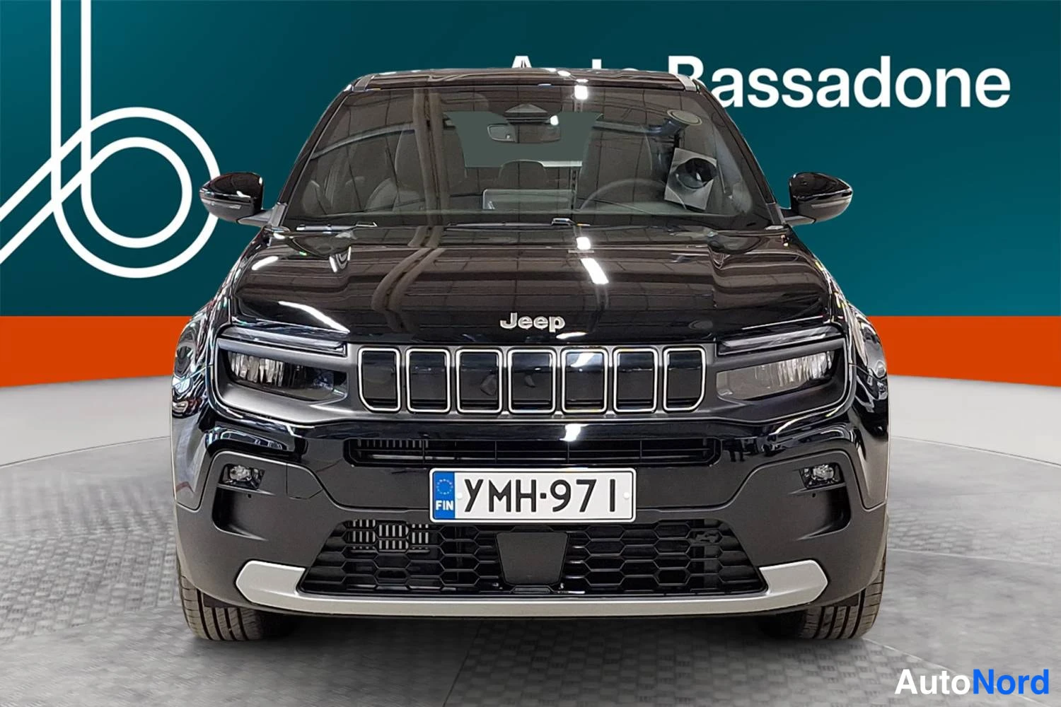 Musta Jeep Avenger 2026, edestä, kuva 3