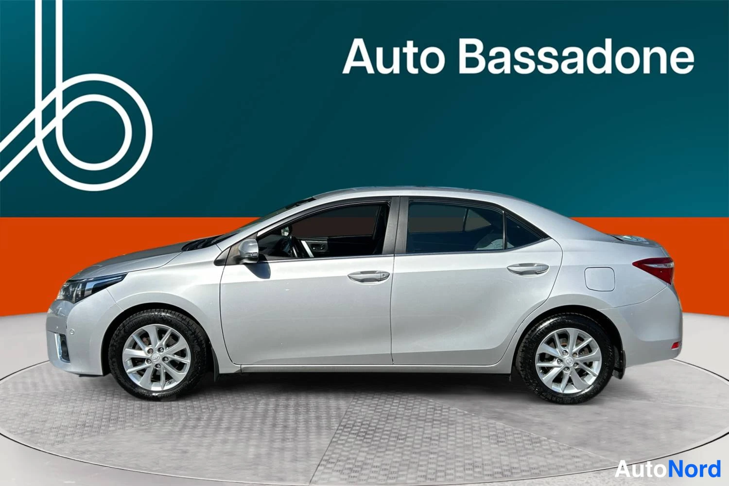Hopea Toyota Corolla 2015, sivulta, kuva 4