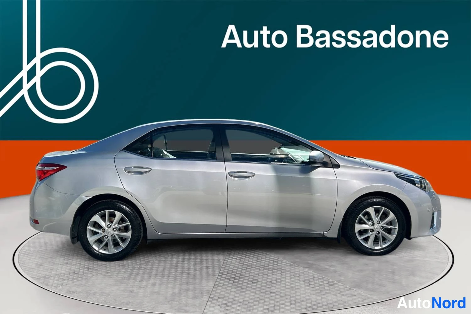 Hopea Toyota Corolla 2015, sivulta, kuva 5