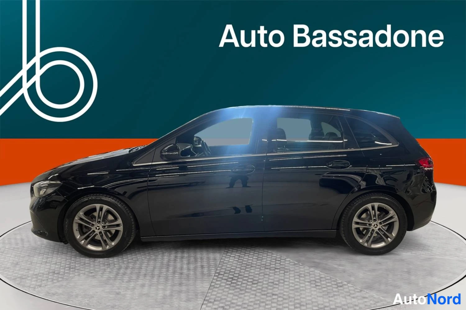 Black Mercedes-Benz B 180 2019, side, photo 4