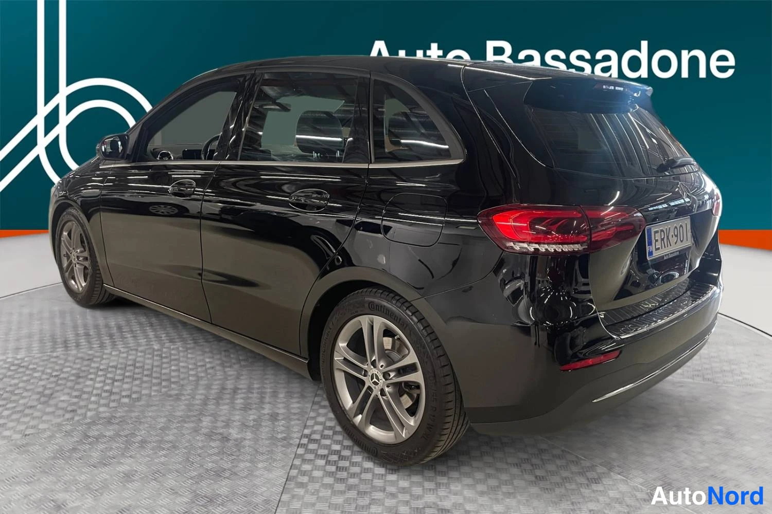 Black Mercedes-Benz B 180 2019, rear three-quarter, photo 6