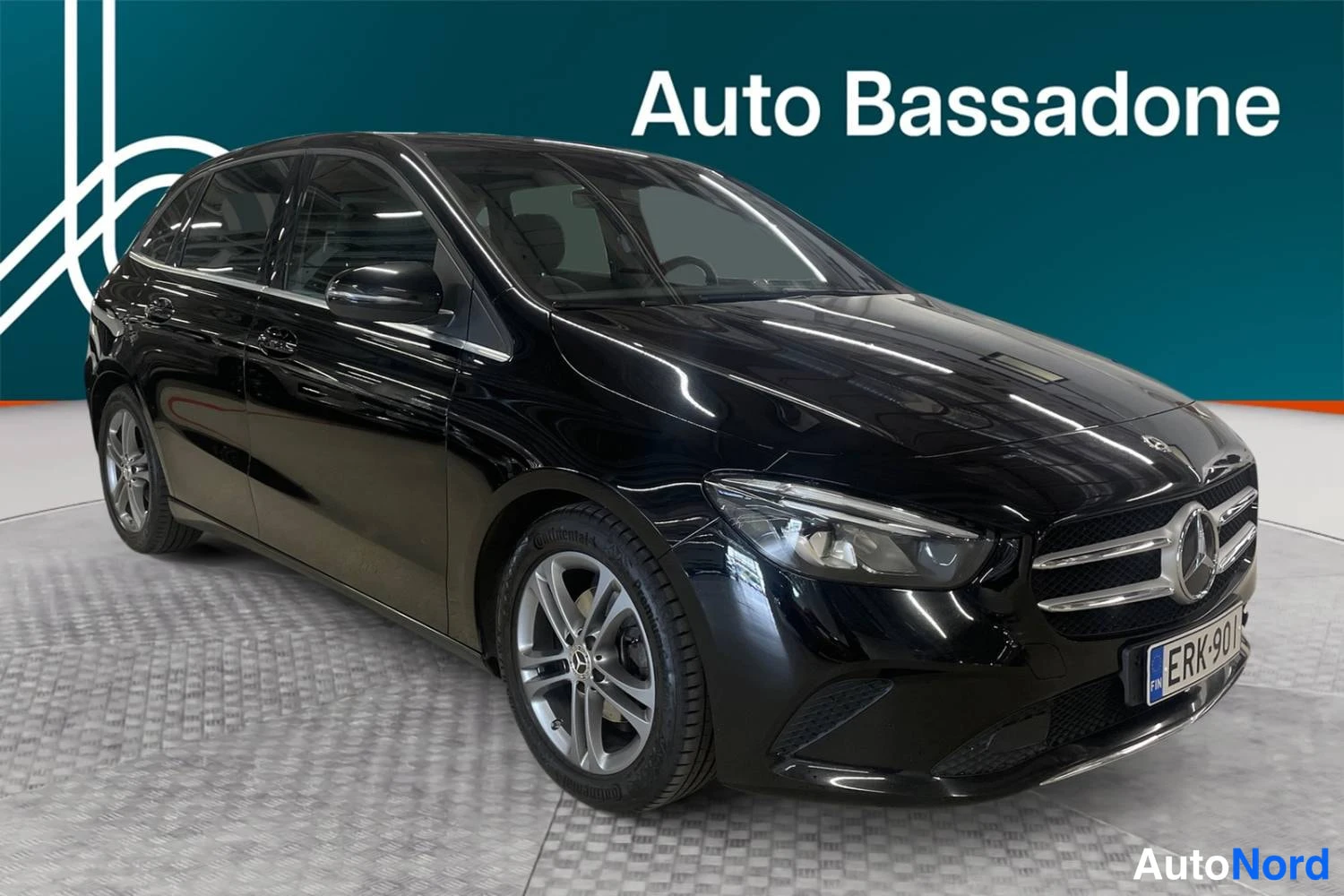 Black Mercedes-Benz B 180 2019, front three-quarter, nose to the right, photo 2