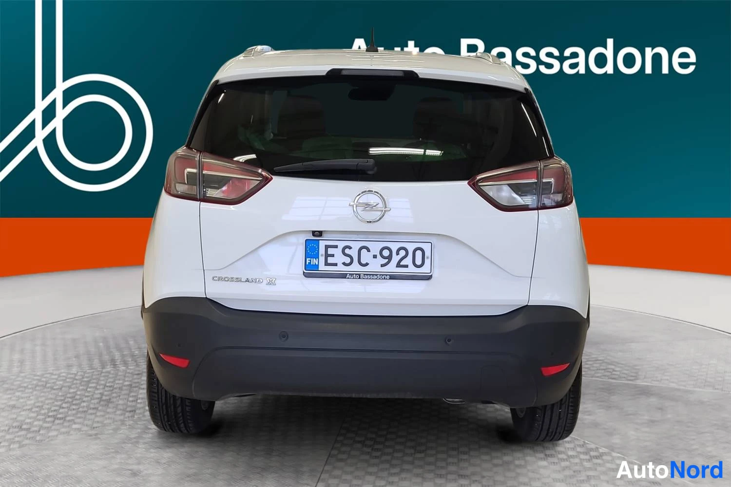 Valkoinen Opel Crossland x 2020, takaa, kuva 9