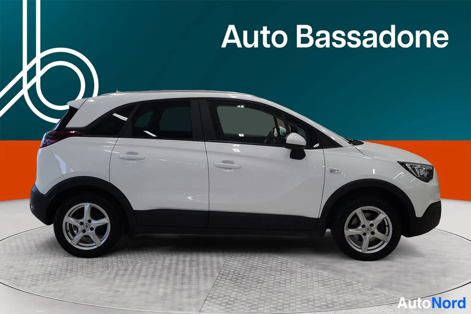 Valkoinen Opel Crossland x 2020, etuviisto, keula oikealle, kuva 2