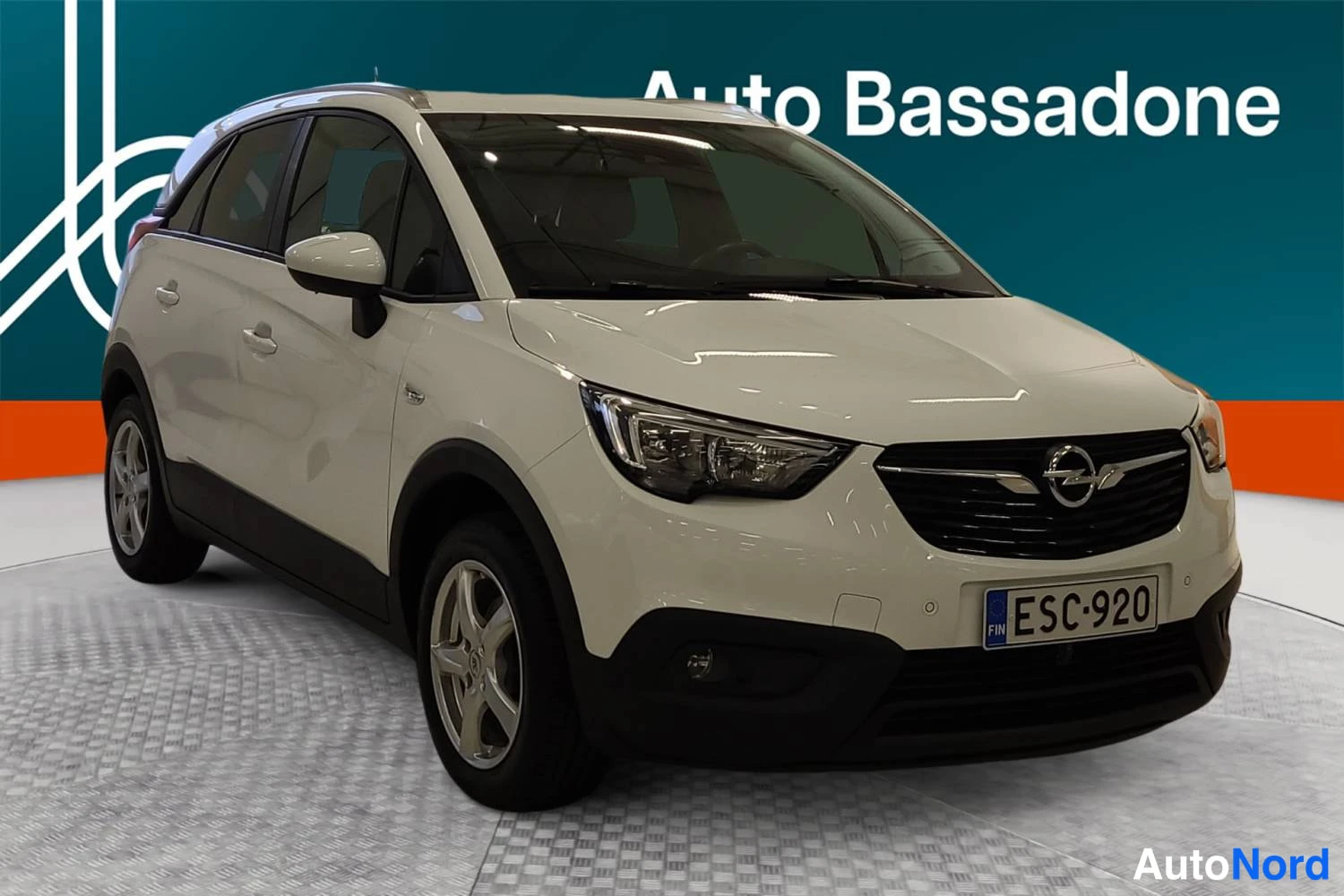 Valkoinen Opel Crossland x 2020, etuviisto, keula oikealle, kuva 3