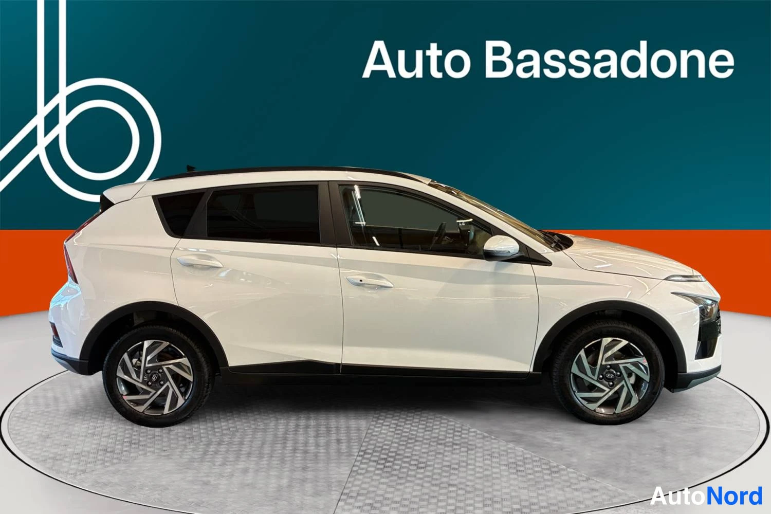Valkoinen Hyundai Bayon 2026, etuviisto, keula oikealle, kuva 2