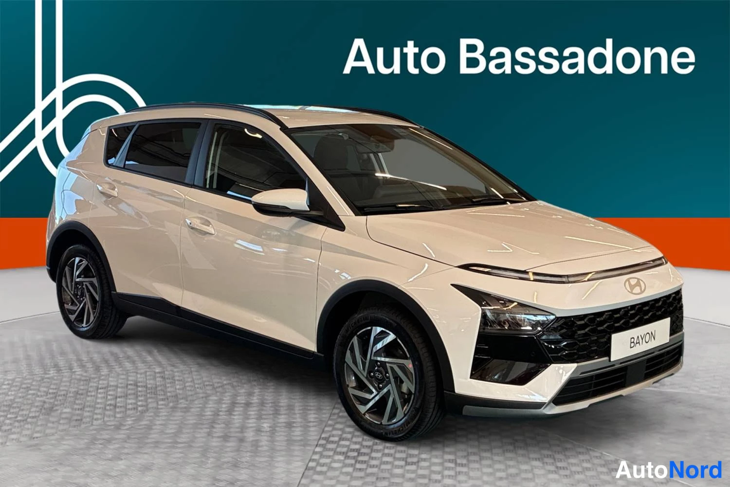 Valkoinen Hyundai Bayon 2026, etuviisto, keula oikealle, kuva 3