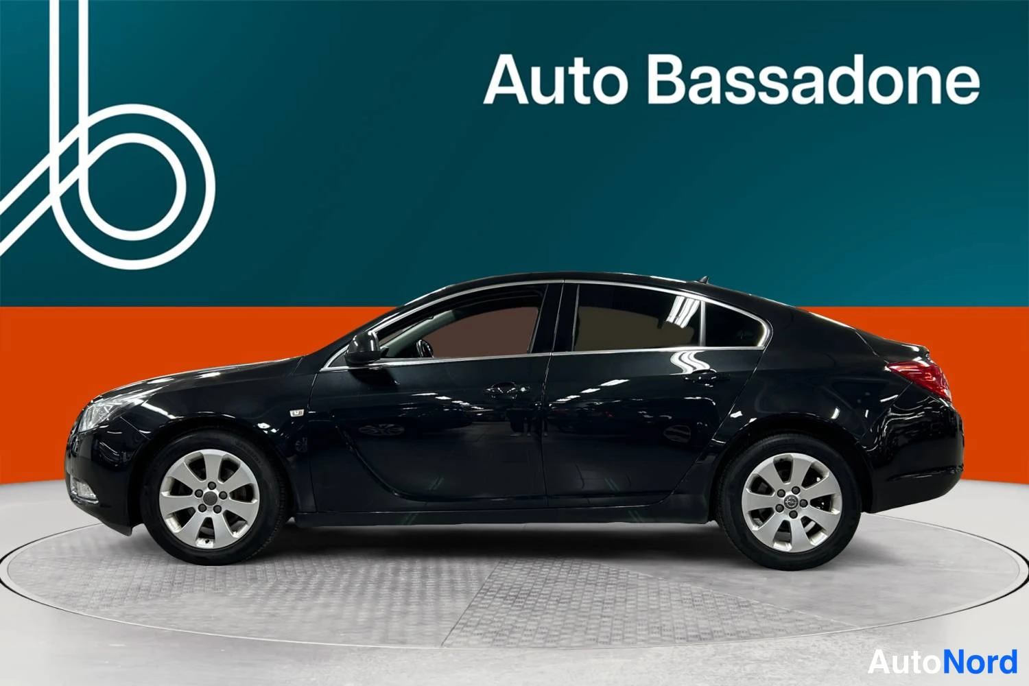 Musta Opel Insignia 2013, sivulta, kuva 5