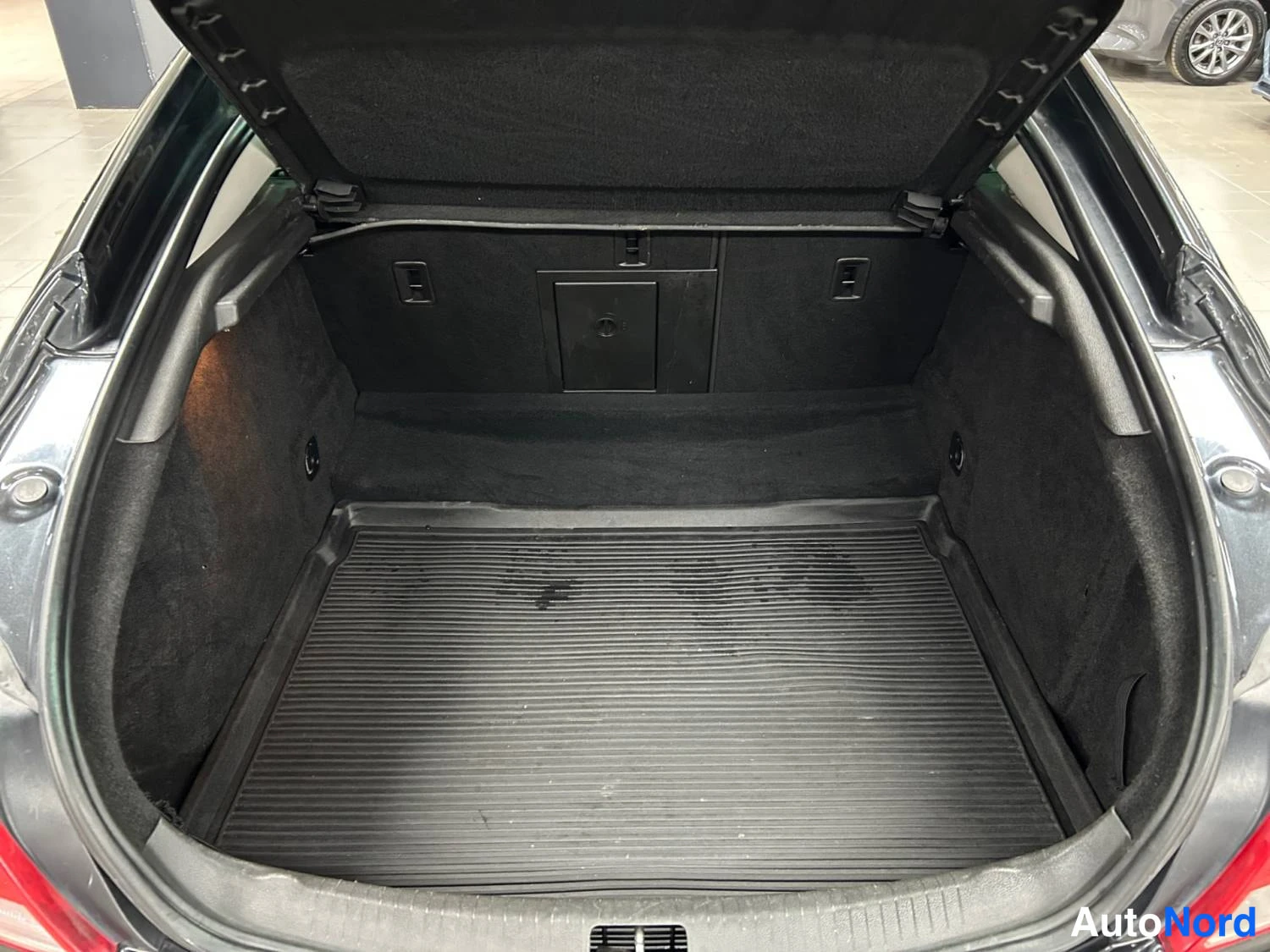 Musta Opel Insignia 2013, takaa, kuva 9