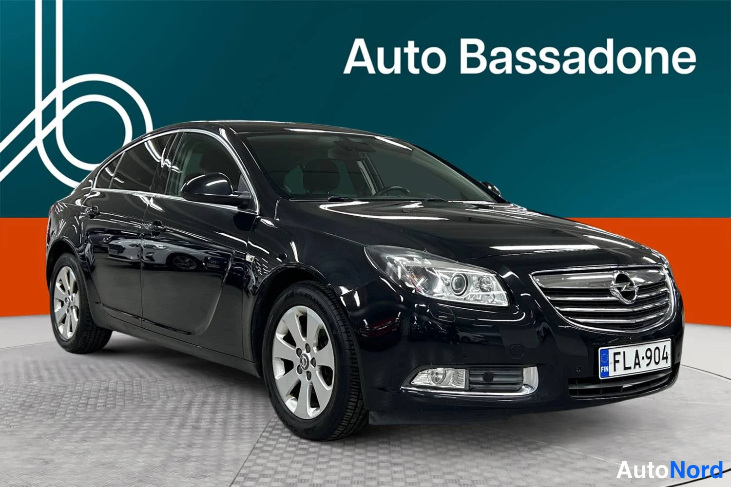 Musta Opel Insignia 2013, etuviisto, keula oikealle, kuva 3