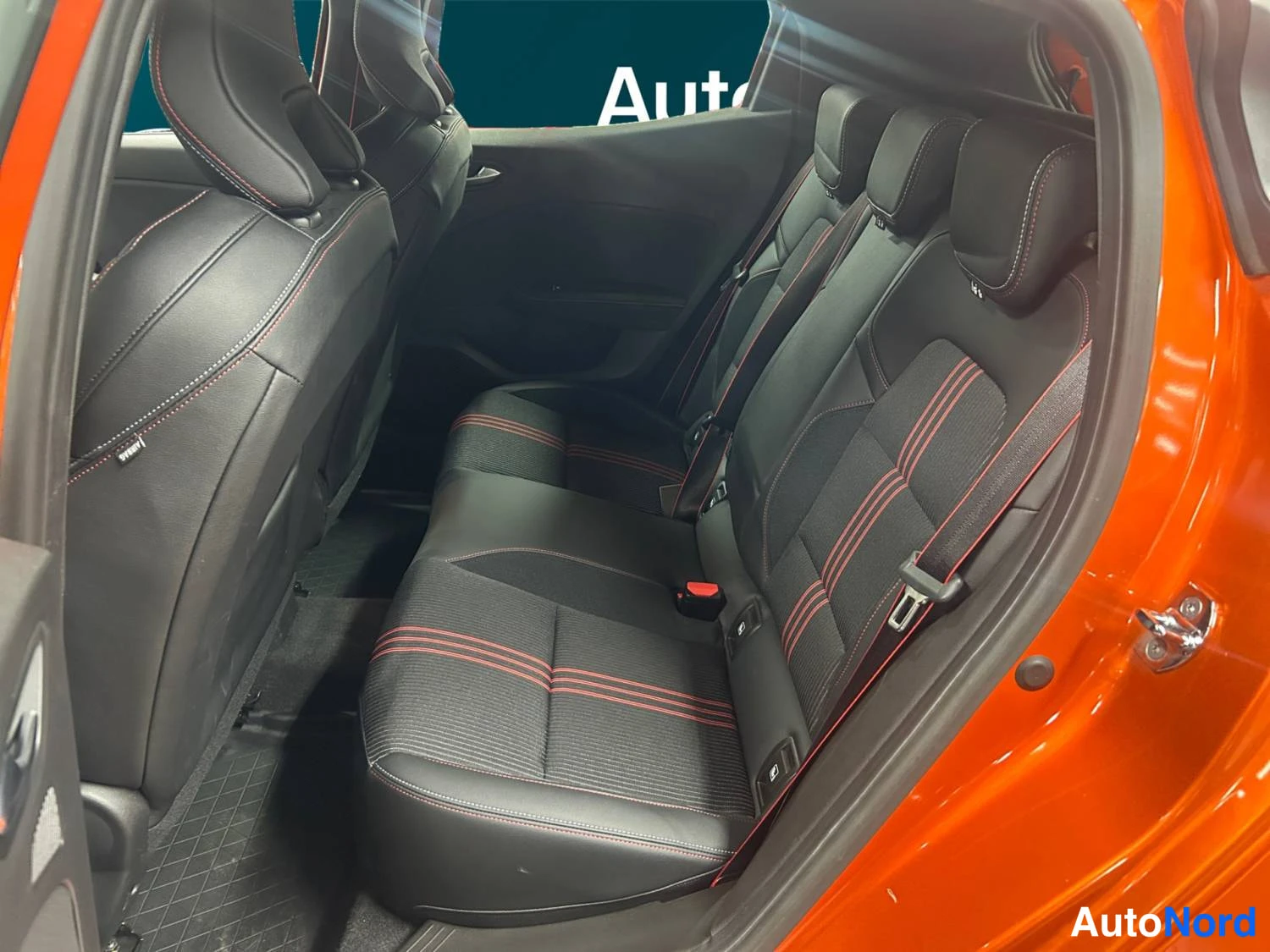 Oranssi Renault Clio 2020, kuva 13