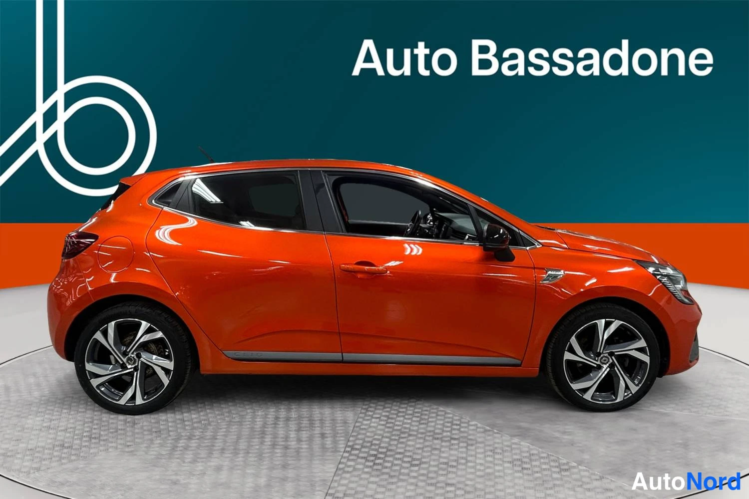 Oranssi Renault Clio 2020, sivulta, kuva 5