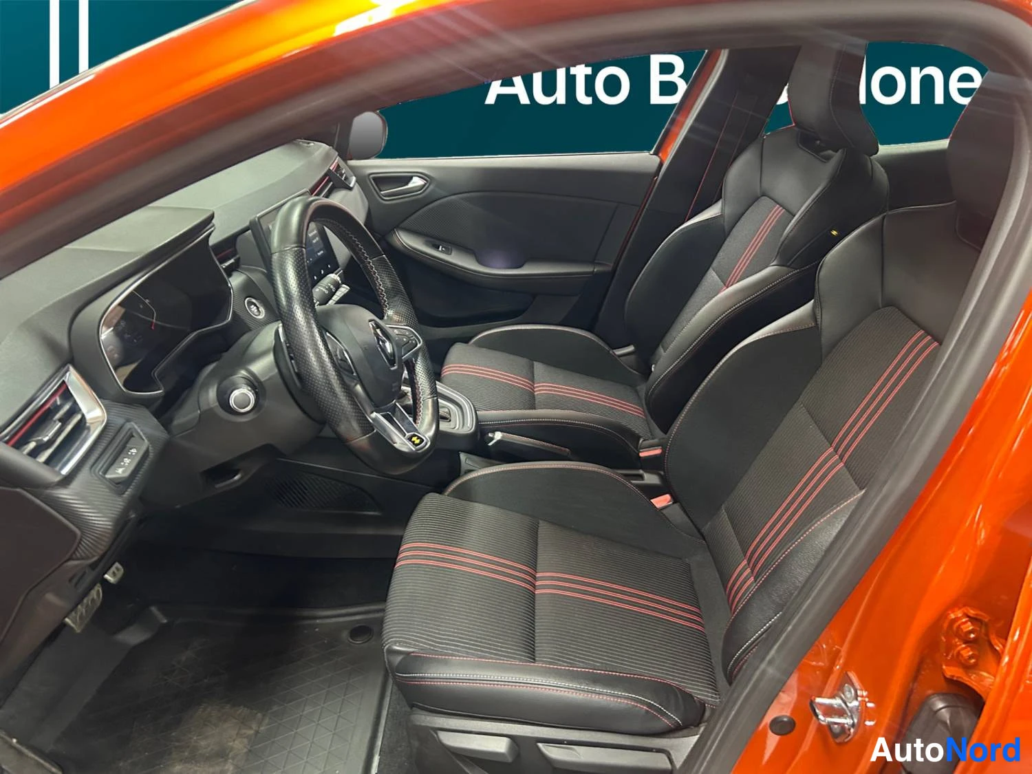 Oranssi Renault Clio 2020, kuva 10