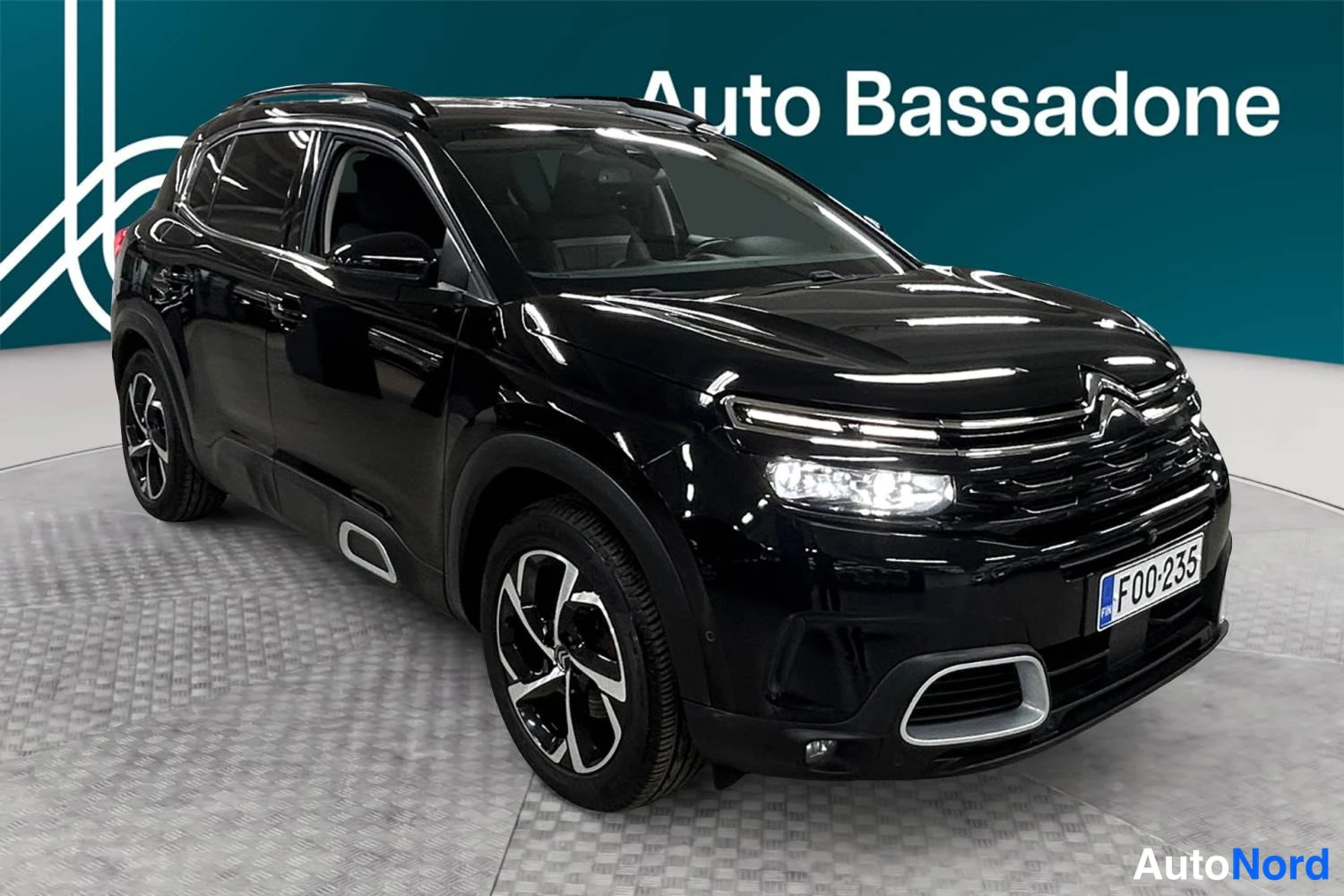 Musta Citroen C5 aircross 2021, etuviisto, keula oikealle, kuva 2