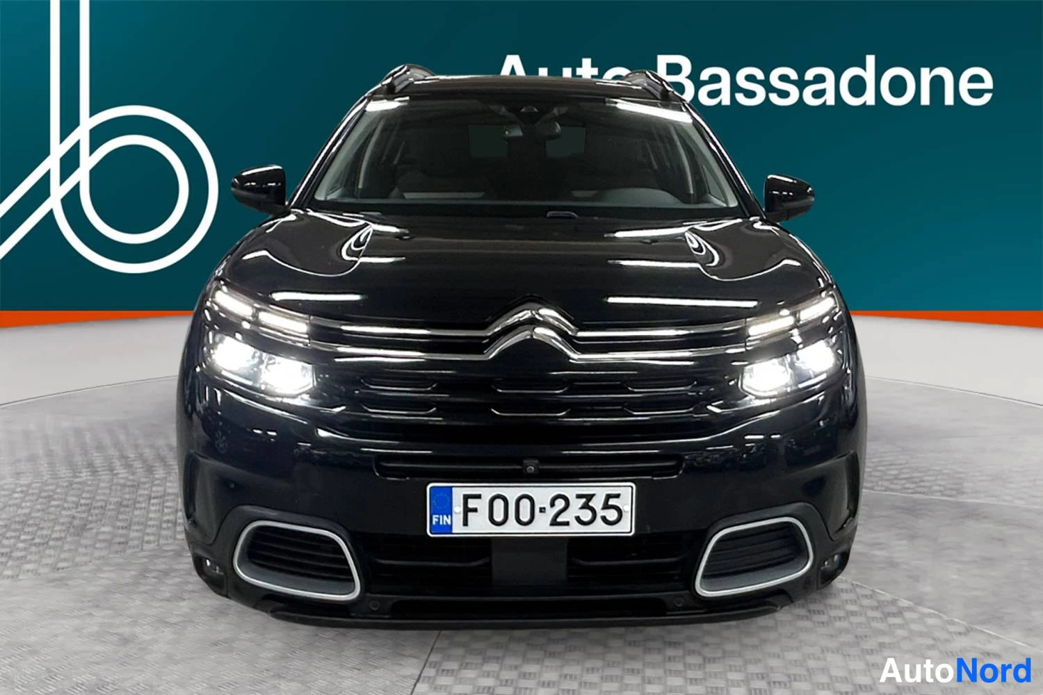 Musta Citroen C5 aircross 2021, edestä, kuva 3