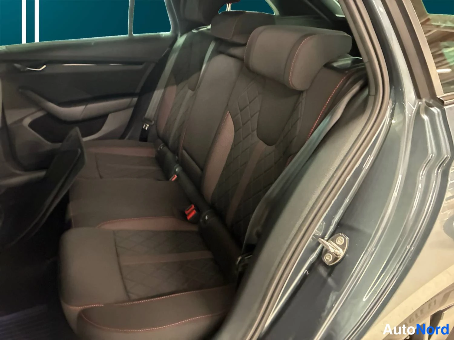 Harmaa Skoda Octavia 2021, kuva 12