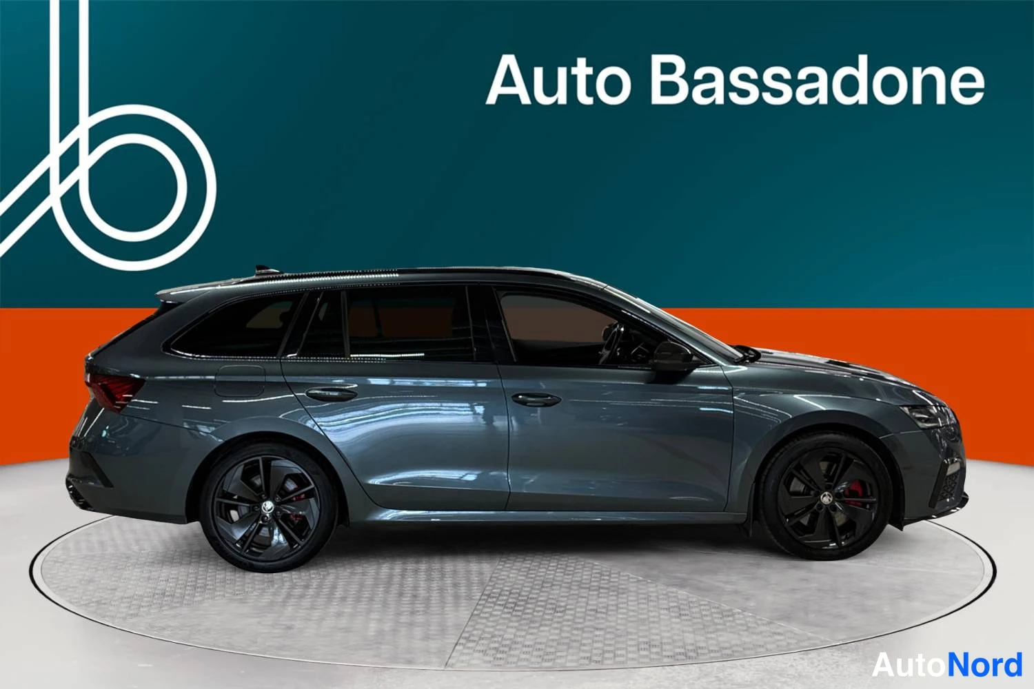 Harmaa Skoda Octavia 2021, sivulta, kuva 6