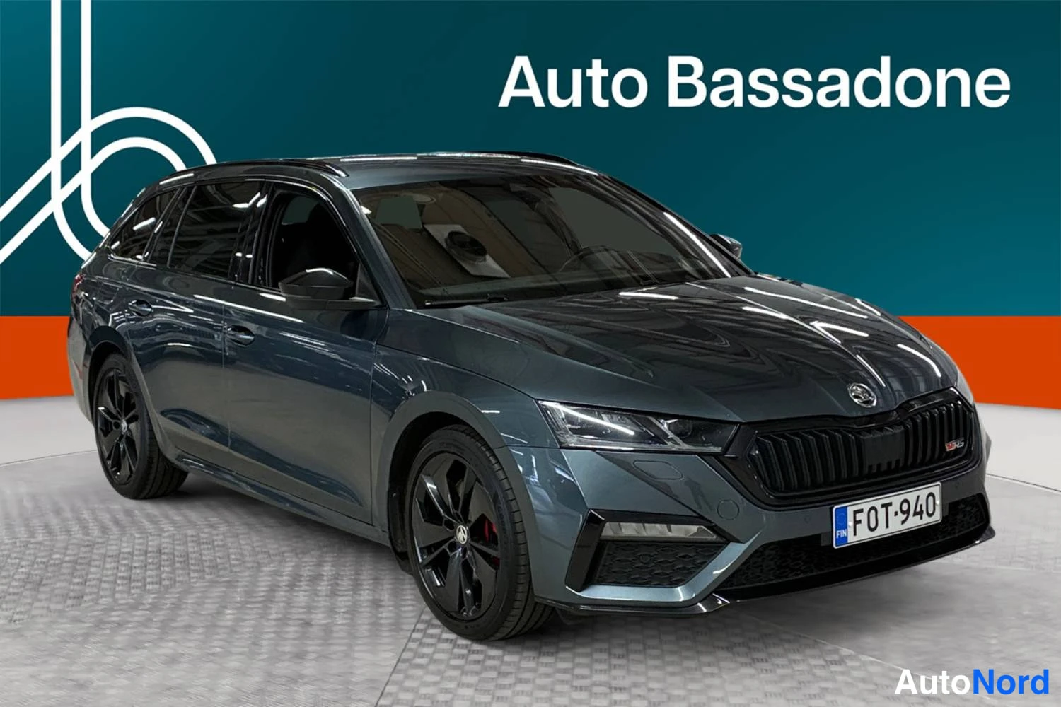 Harmaa Skoda Octavia 2021, etuviisto, keula oikealle, kuva 3