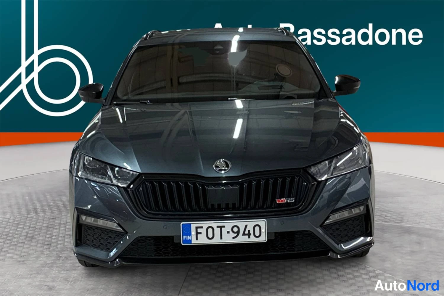 Harmaa Skoda Octavia 2021, edestä, kuva 4