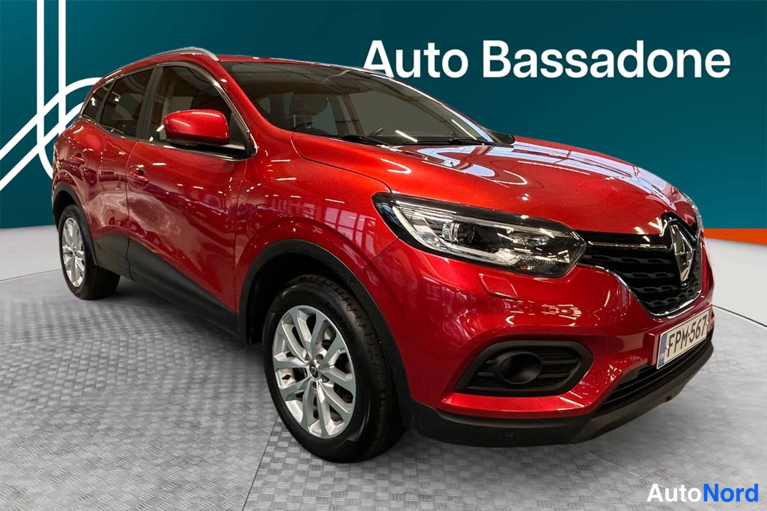 Punainen Renault Kadjar 2020, etuviisto, keula oikealle, kuva 2