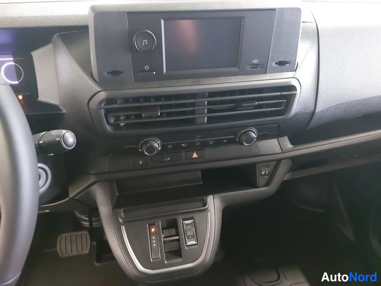 Valkoinen Opel Vivaro 2025, kuva 12