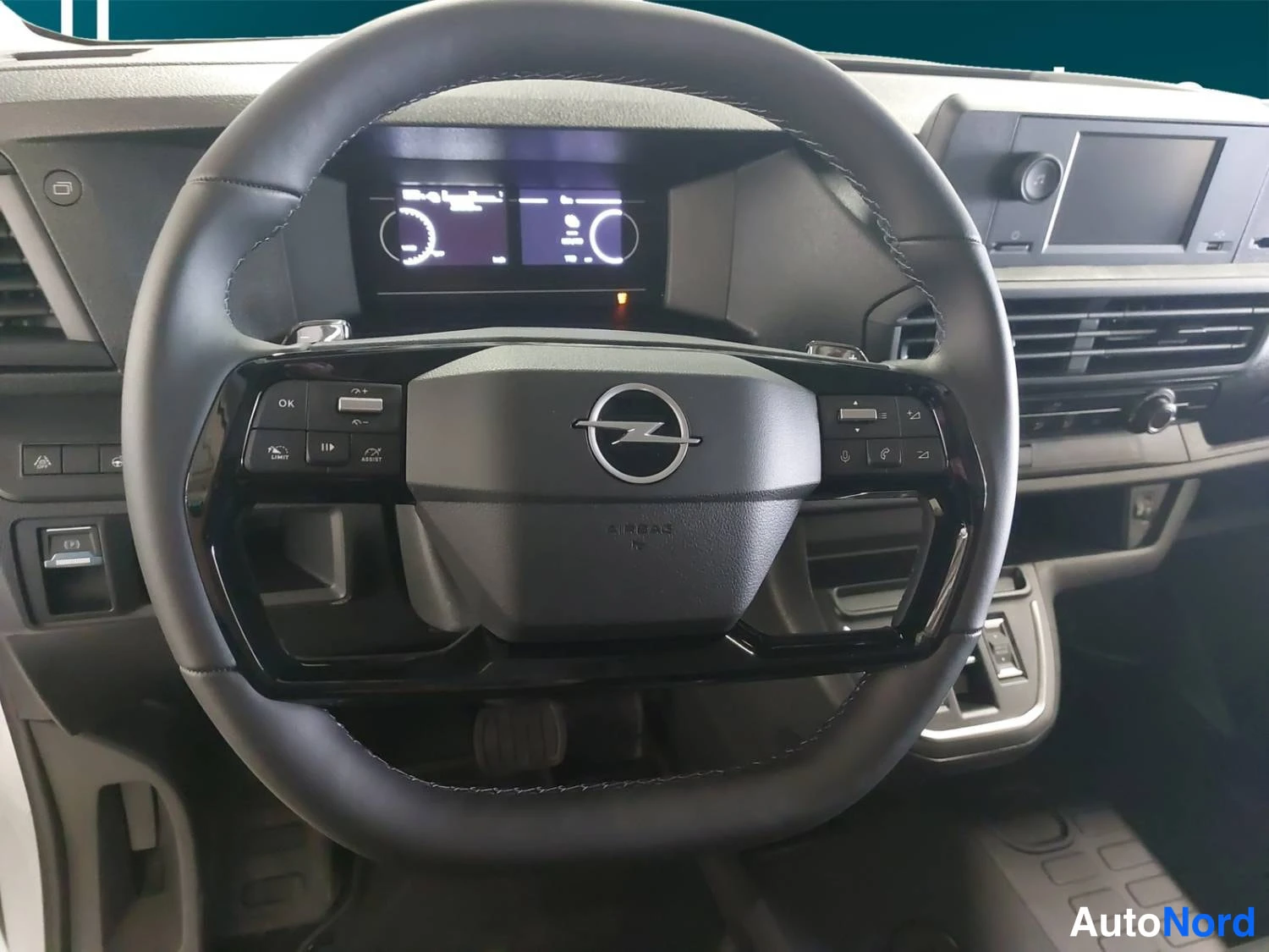 Valkoinen Opel Vivaro 2025, kuva 13