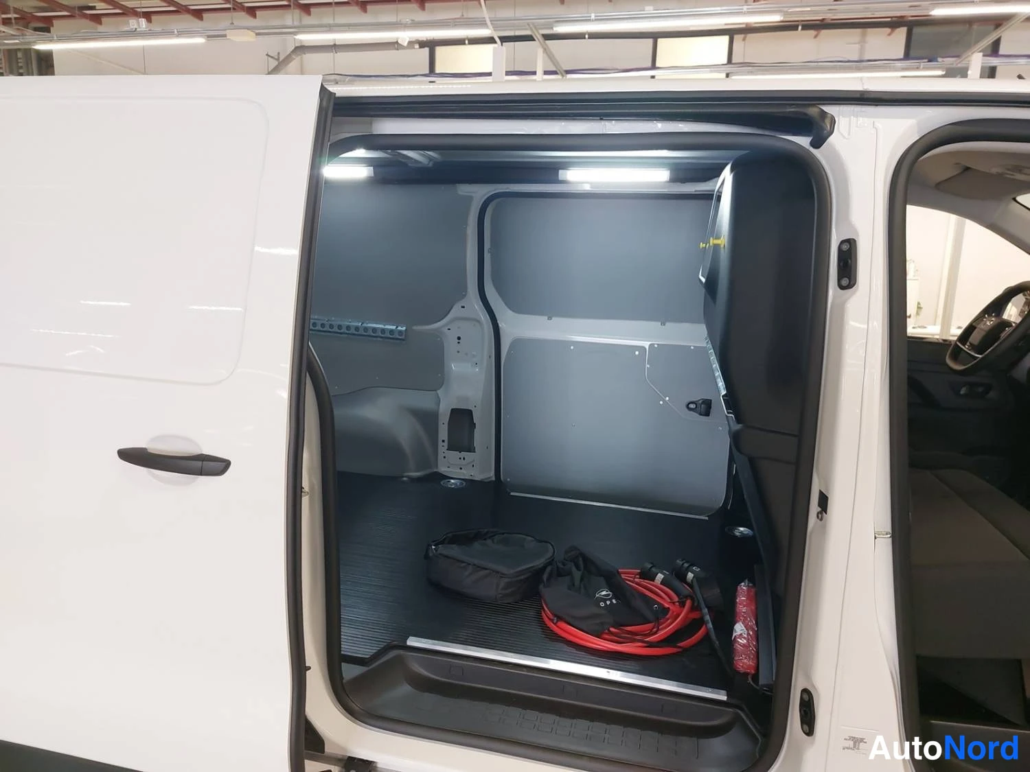 Valkoinen Opel Vivaro 2025, kuva 17