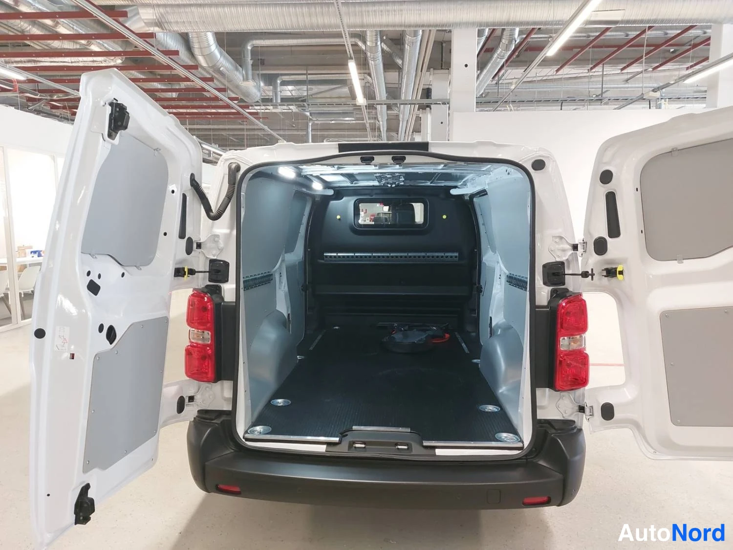 Valkoinen Opel Vivaro 2025, takaa, kuva 9