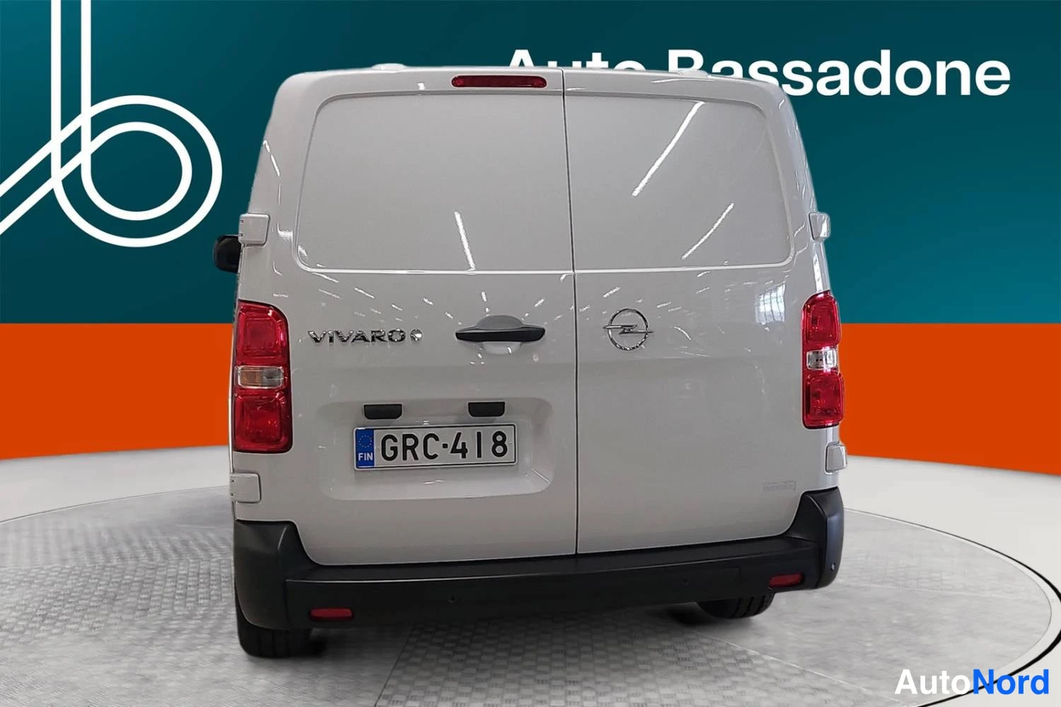 Valkoinen Opel Vivaro 2025, takaa, kuva 8