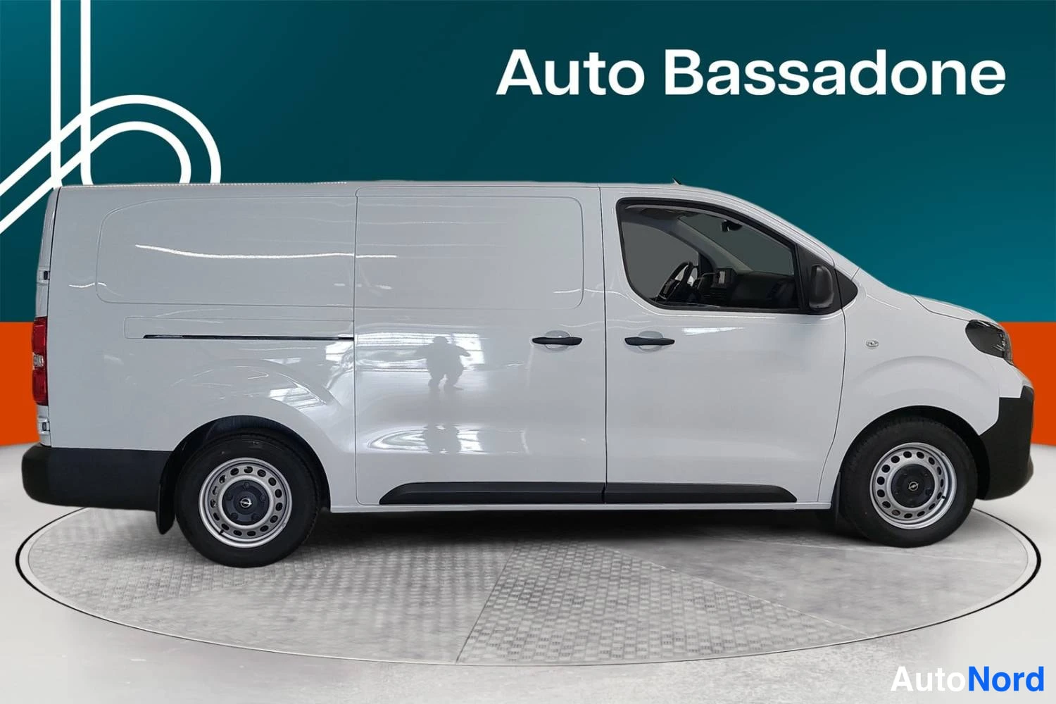 Valkoinen Opel Vivaro 2025, etuviisto, keula oikealle, kuva 2