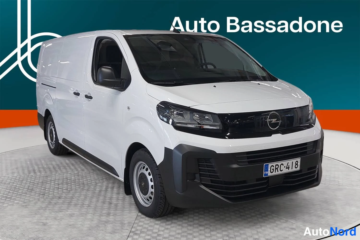 Valkoinen Opel Vivaro 2025, etuviisto, keula oikealle, kuva 3