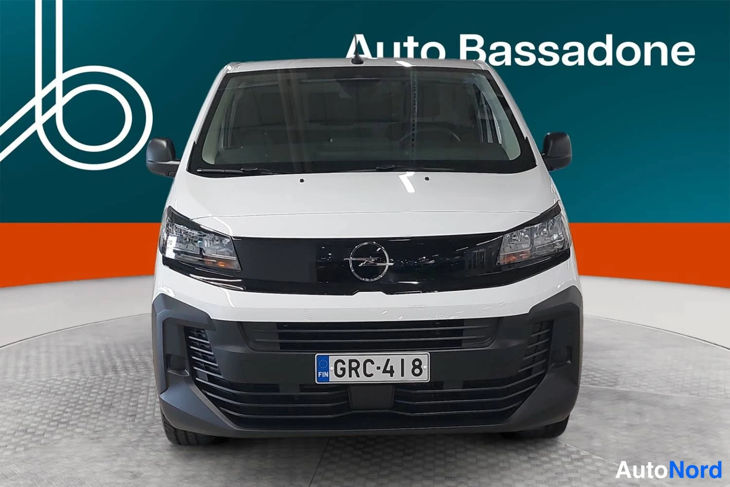 Valkoinen Opel Vivaro 2025, edestä, kuva 4